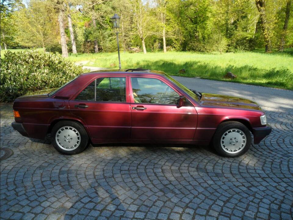 Image 18/137 of Mercedes-Benz 190 E 1.8 Avantgarde &quot;Rosso&quot; (1992)