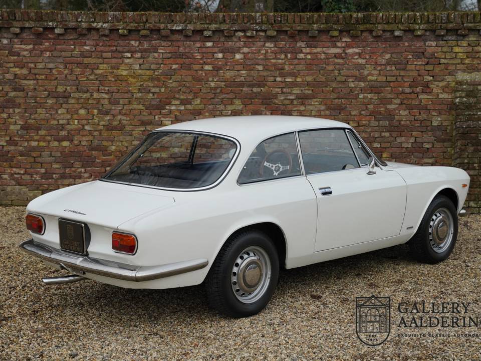 Bild 2/50 von Alfa Romeo Giulia 1300 GT Junior (1970)