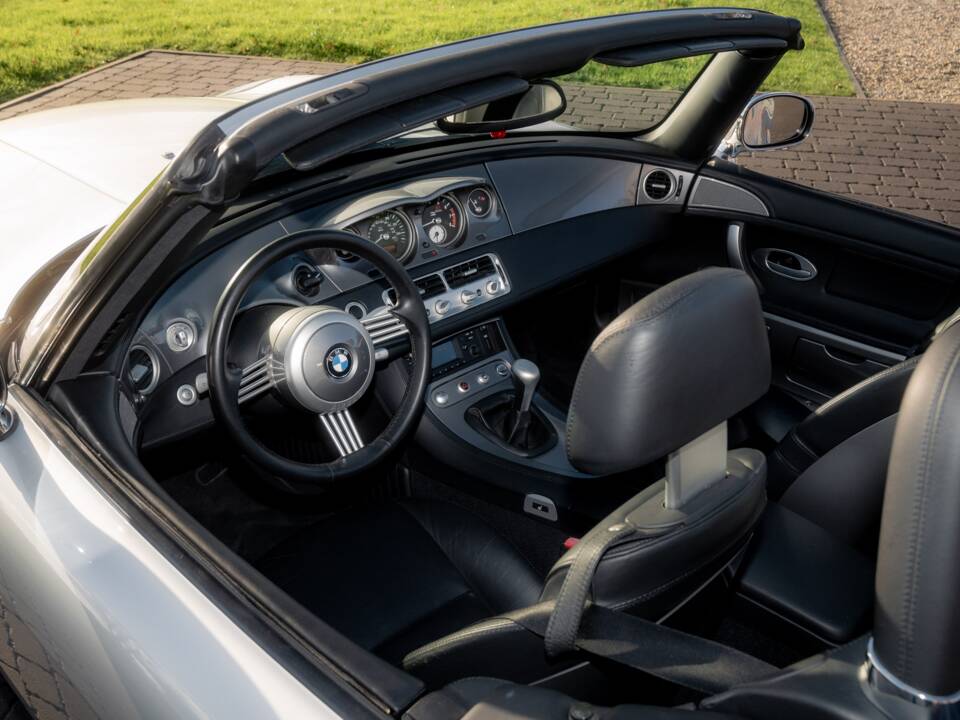 Image 43/84 of BMW Z8 (2001)