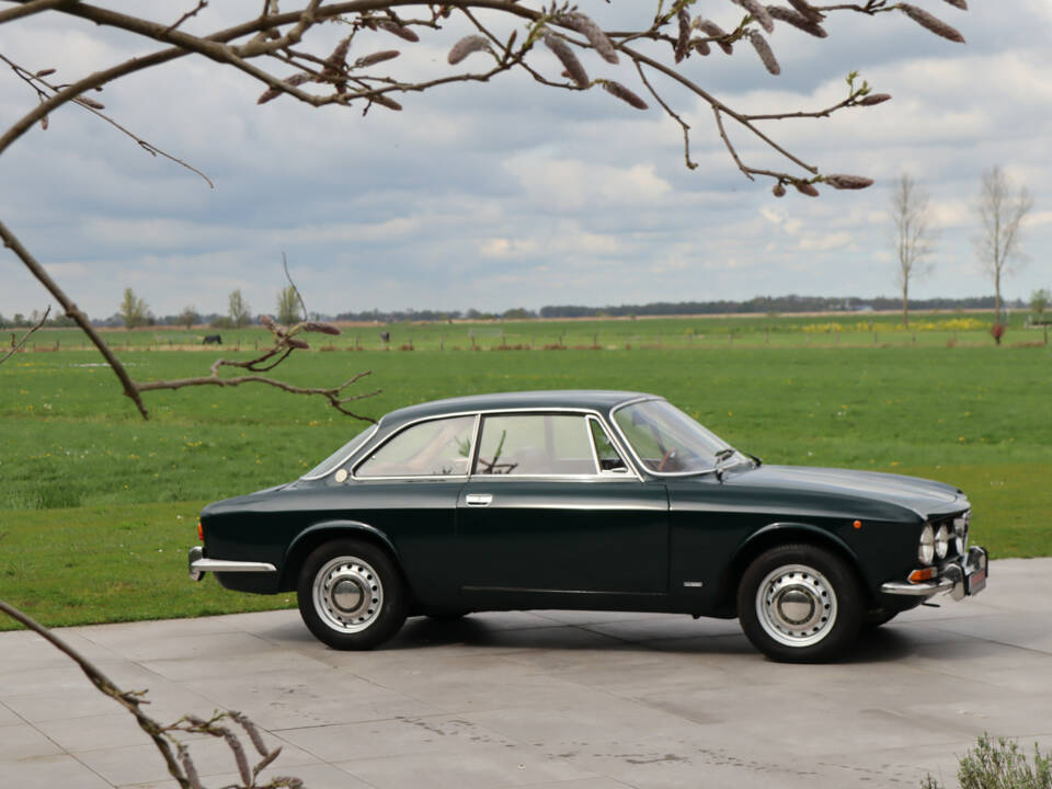 Image 45/50 of Alfa Romeo 1750 GT Veloce (1971)
