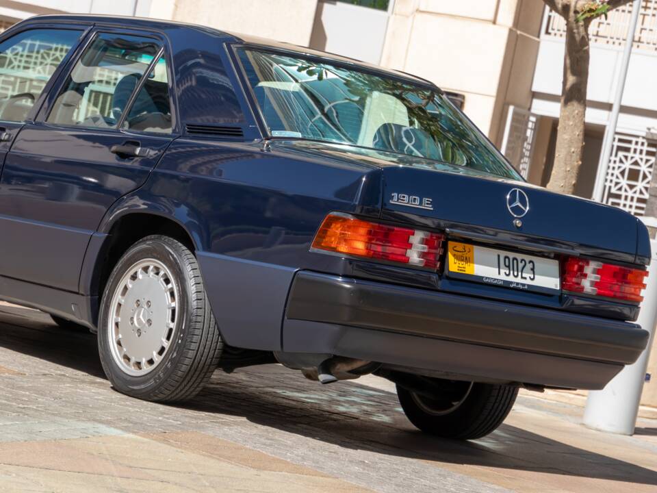 Imagen 64/69 de Mercedes-Benz 190 E (1988)