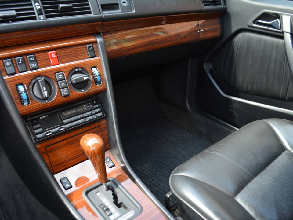 Bild 10/15 von Mercedes-Benz 230 CE (1991)