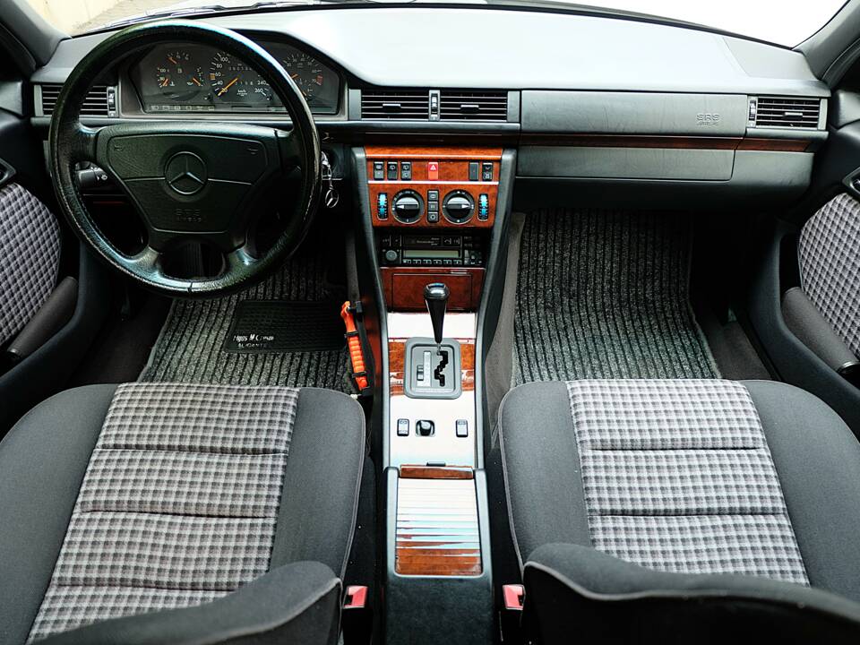 Image 17/75 of Mercedes-Benz E 280 T (1994)