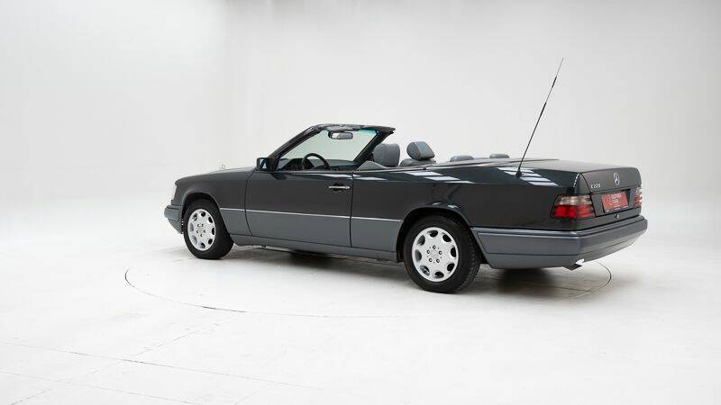 Image 4/15 of Mercedes-Benz E 220 (1994)