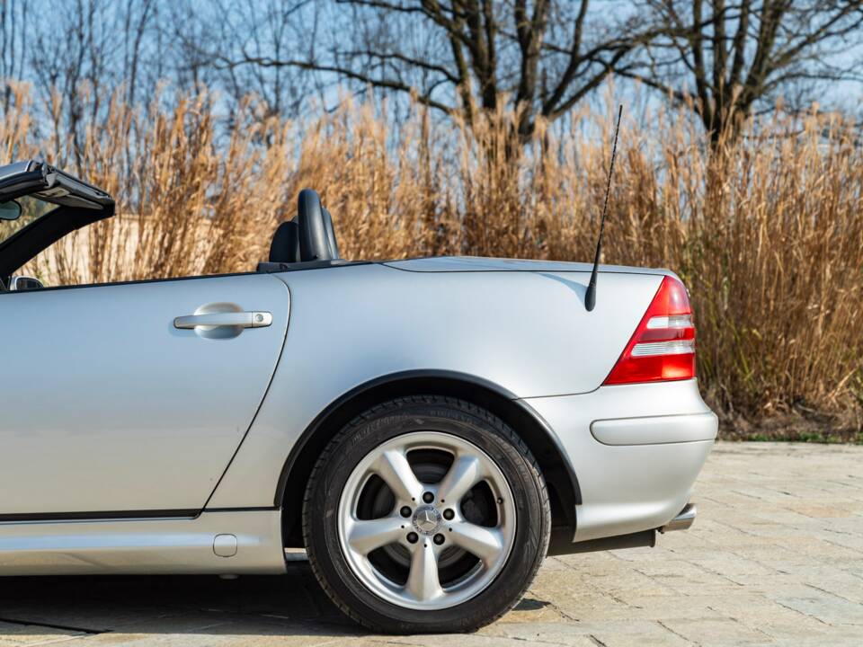 Obraz 15/48 pojazdu Mercedes-Benz SLK 320 (2001)