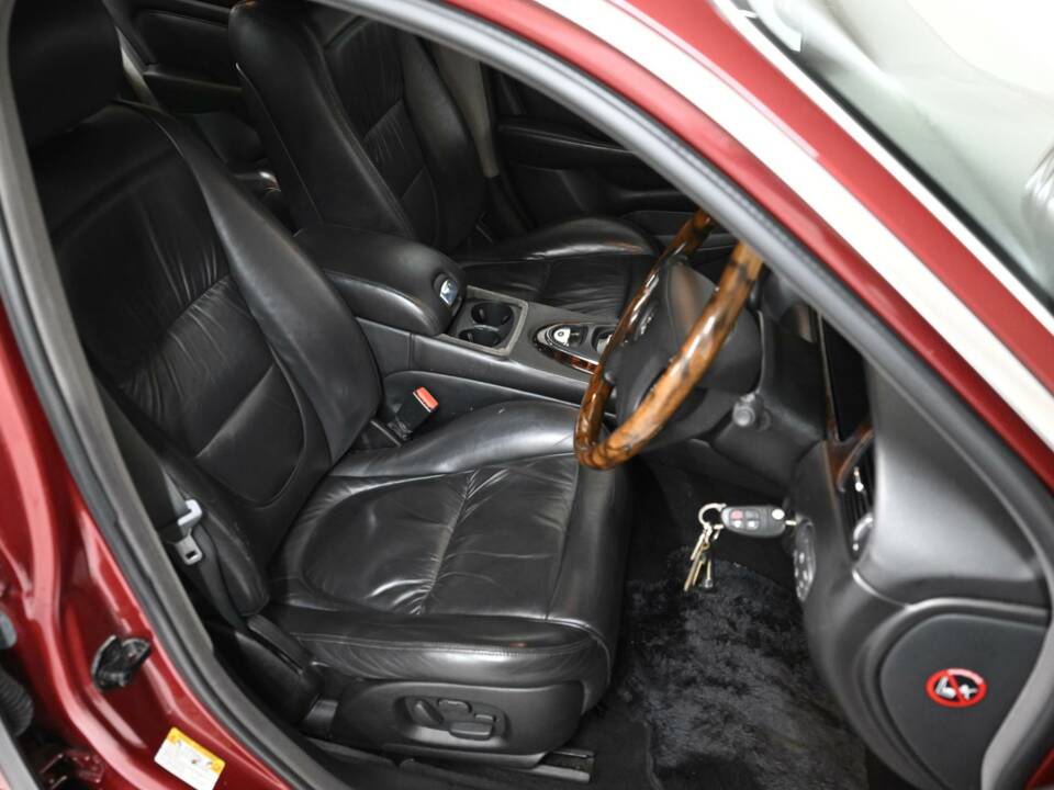 Image 32/50 of Jaguar XJR Super V8 (2004)