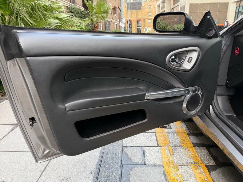 Image 43/49 of Aston Martin V12 Vanquish S (2005)
