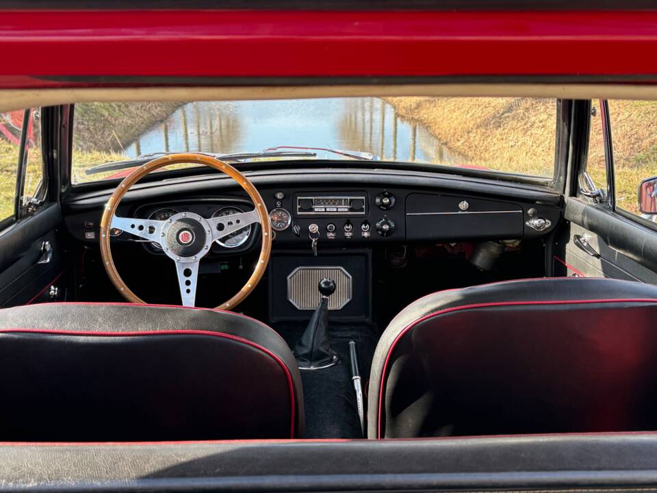 Image 11/23 of MG MGB GT (1968)