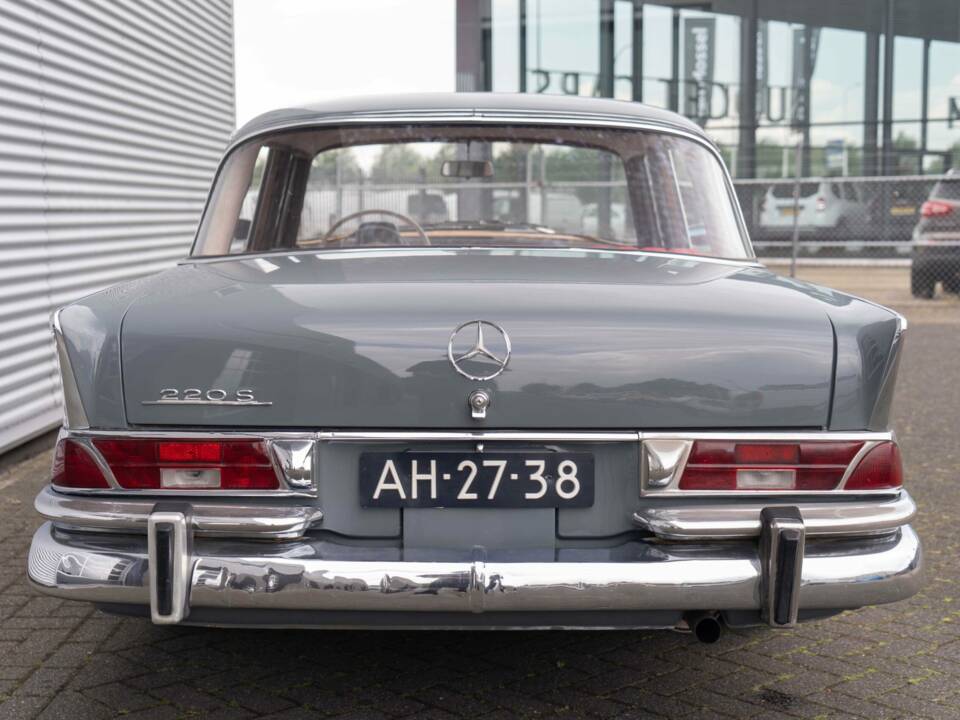 Image 5/8 of Mercedes-Benz 220 SE b (1962)