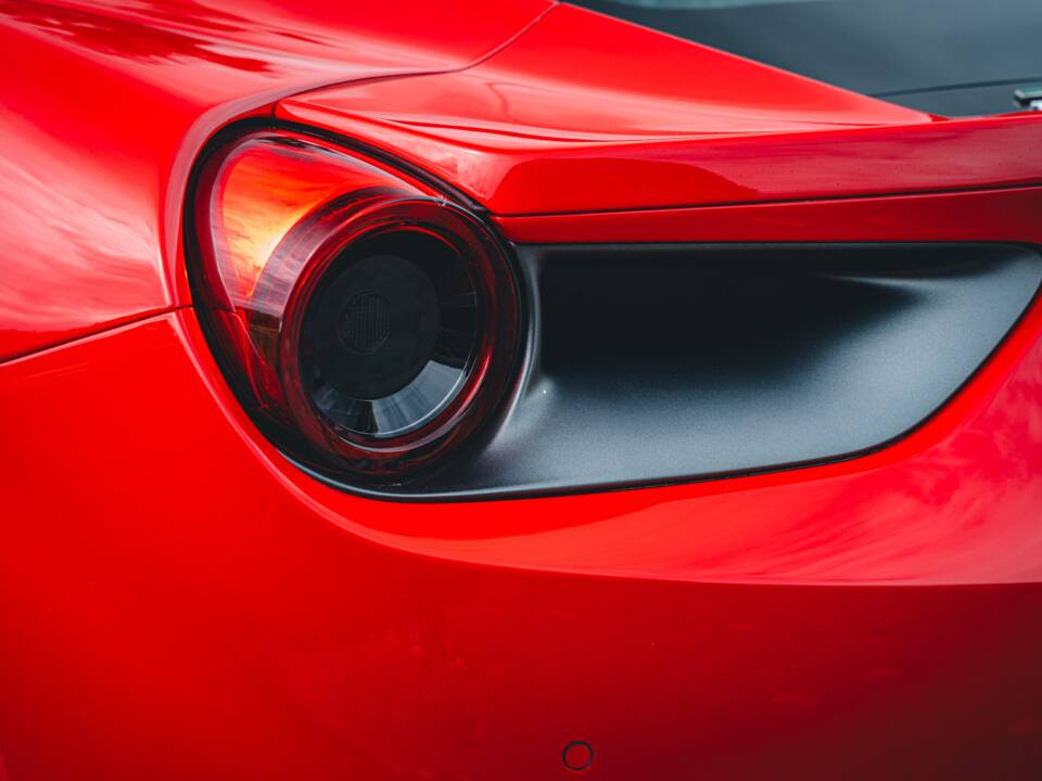 Image 13/56 of Ferrari 488 GTB (2020)