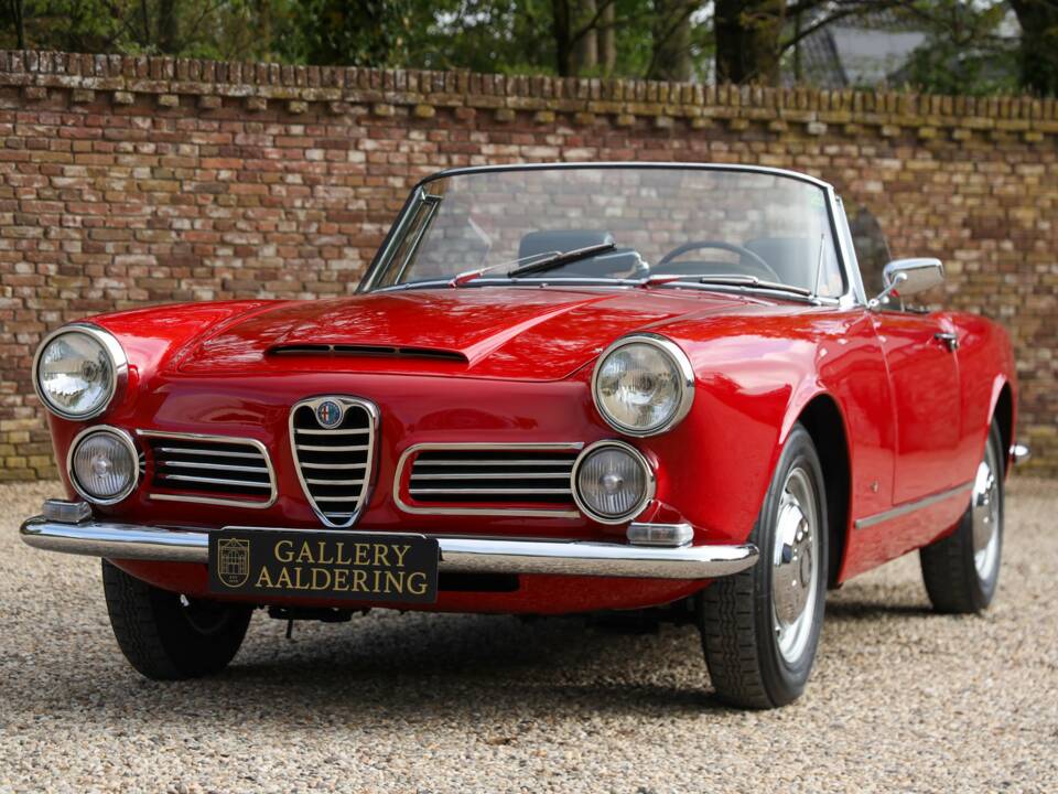 Image 17/50 of Alfa Romeo 2600 Spider (1962)
