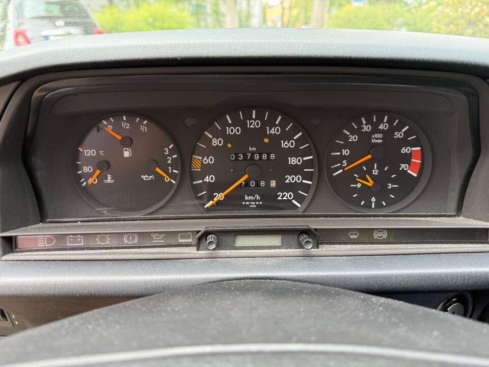 Image 25/40 of Mercedes-Benz 190 E (1982)
