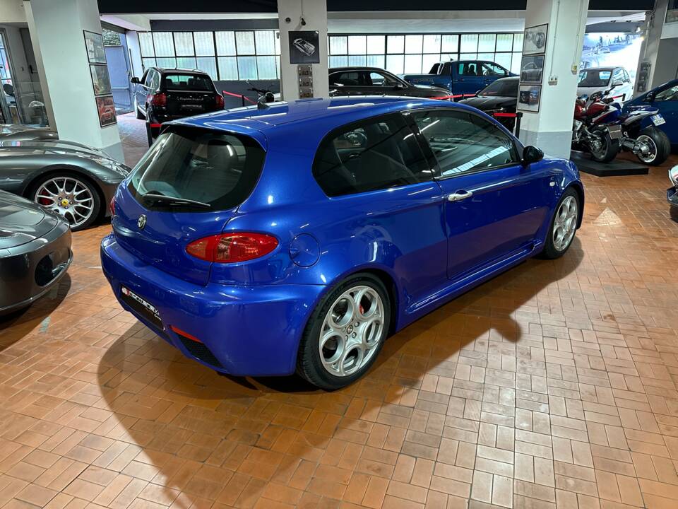 Image 4/22 de Alfa Romeo 147 3.2 GTA (2004)