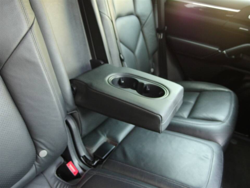 Image 76/98 of Porsche Cayenne S (2010)
