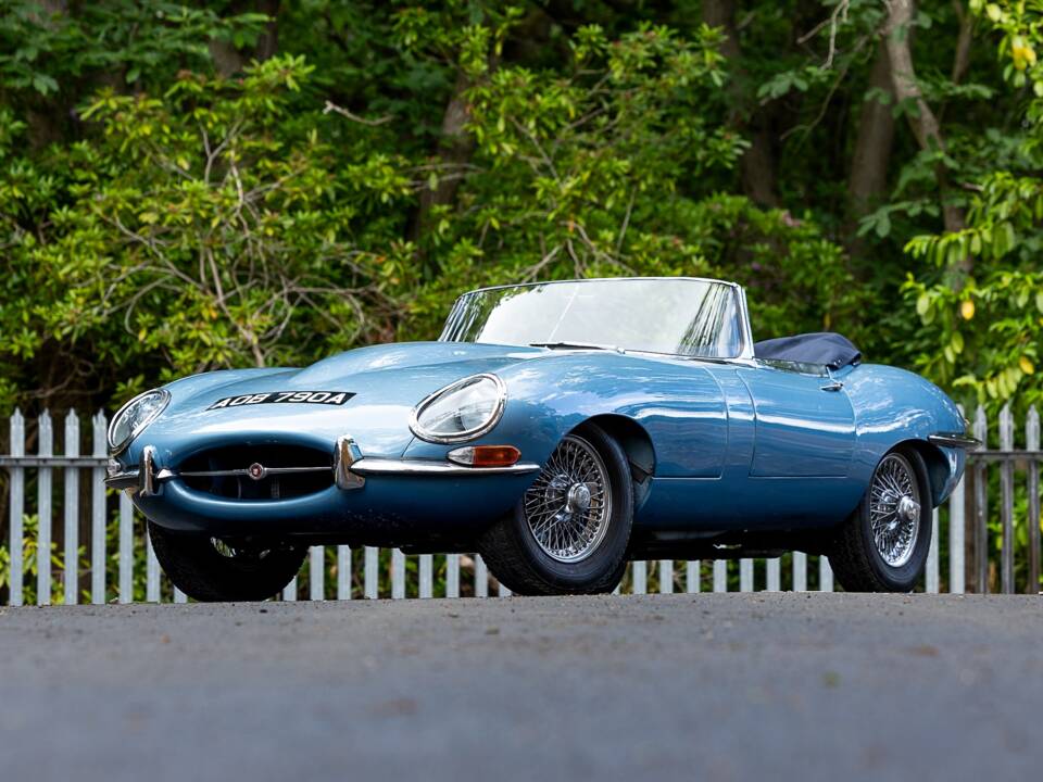 Image 9/46 de Jaguar E-Type "Lightweight" (1963)