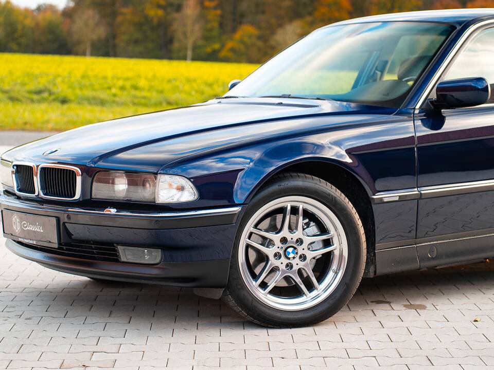 Image 8/55 of BMW 740i (1997)