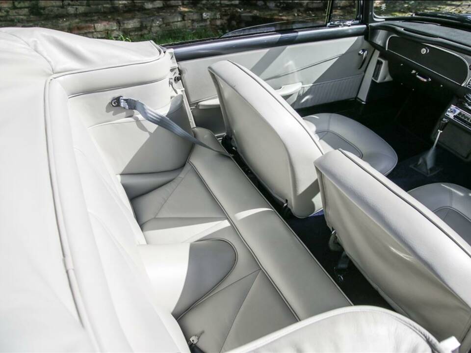 Immagine 16/24 di Aston Martin DB 6 Volante (1967)