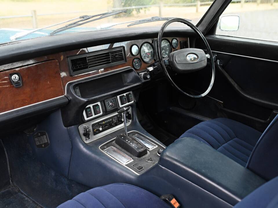 Image 15/21 de Daimler Double Six (1978)