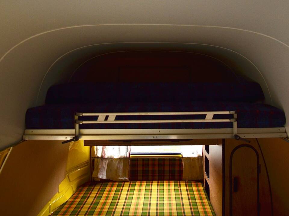 Image 16/18 of Volkswagen T2b panel van (1978)