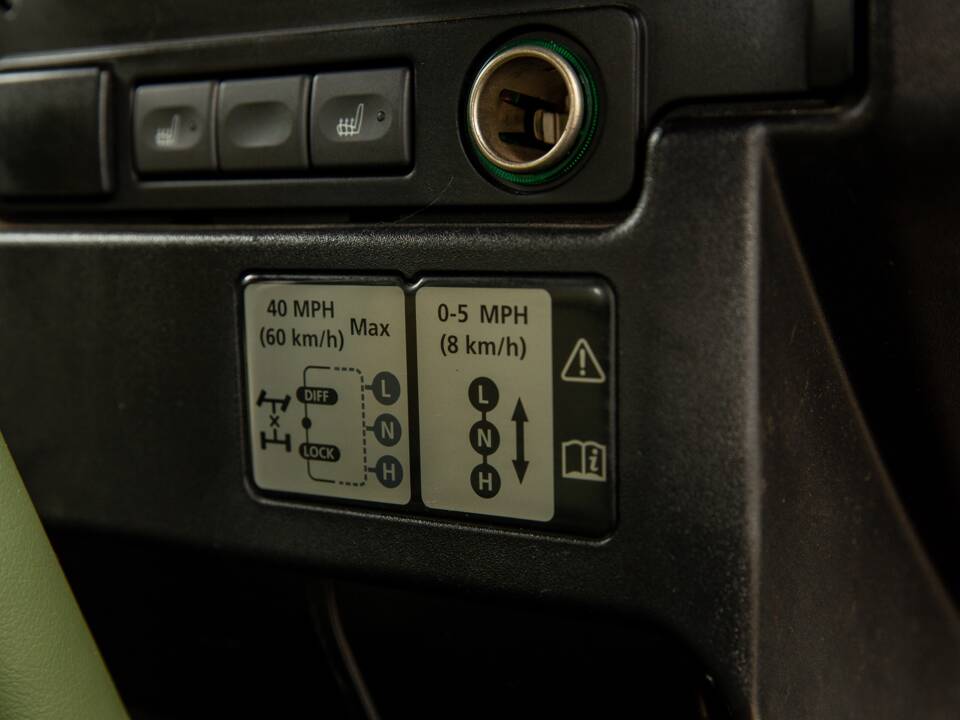 Bild 15/50 von Land Rover Defender 90 TD4 (2008)