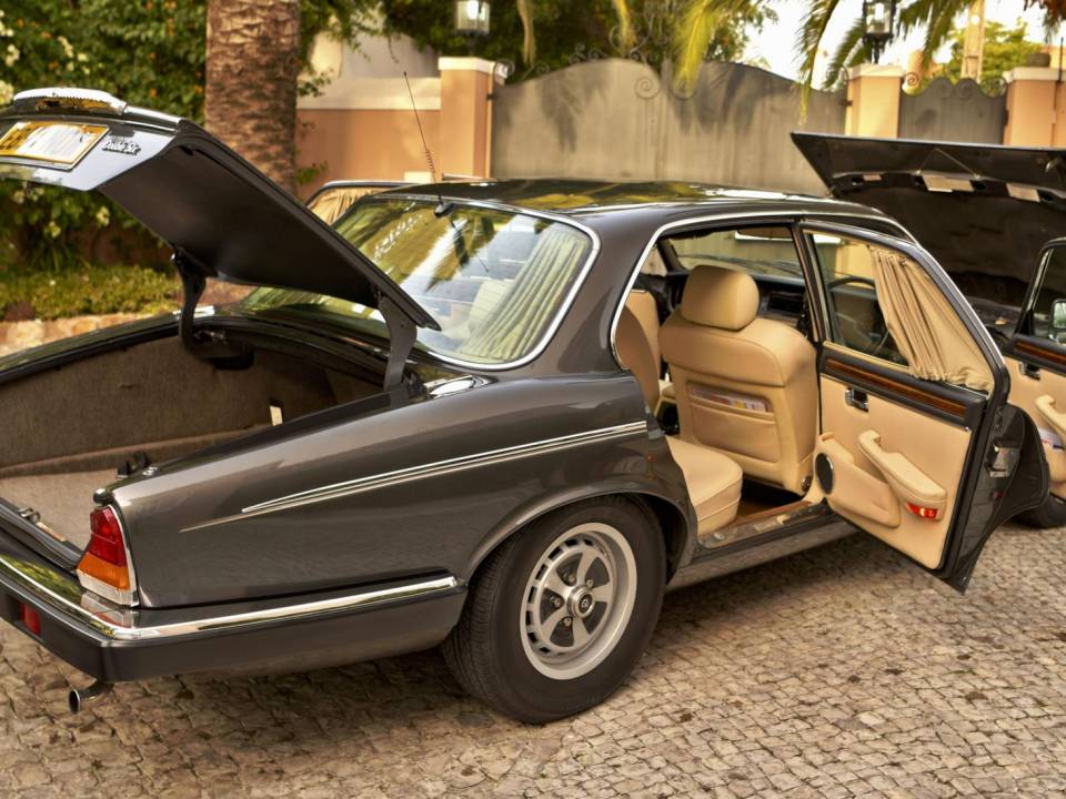 Immagine 17/50 di Jaguar XJ 12 (1988)