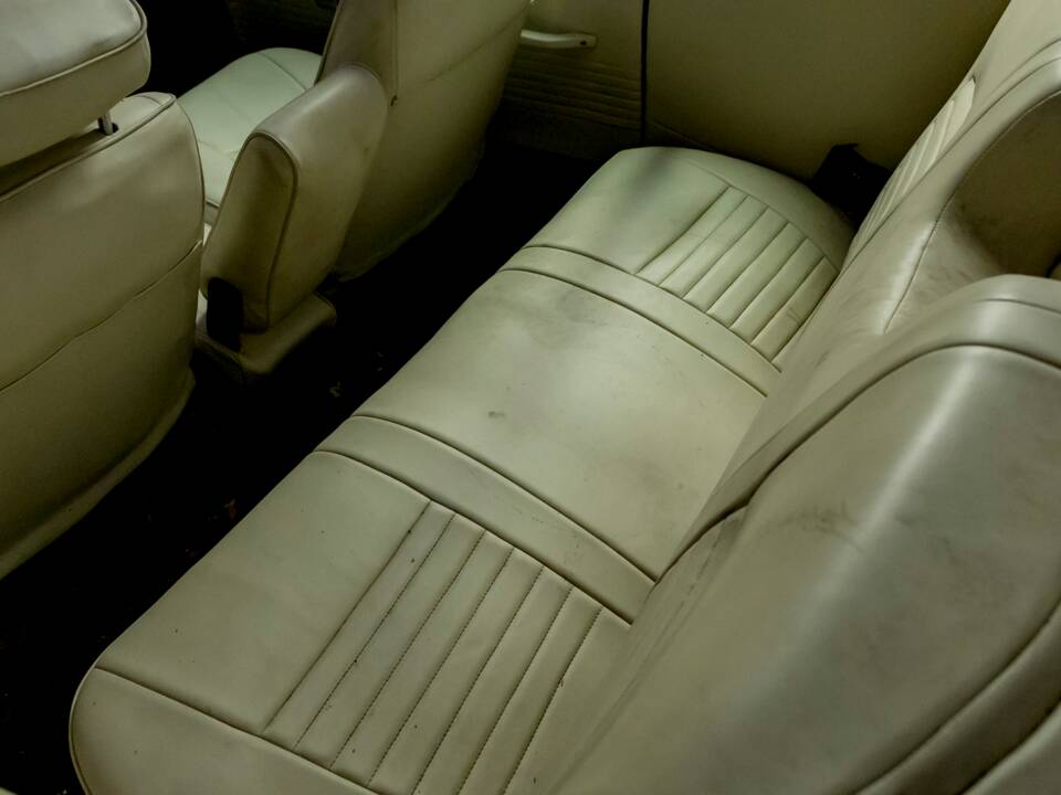 Image 26/50 of Chrysler 300 L (1970)