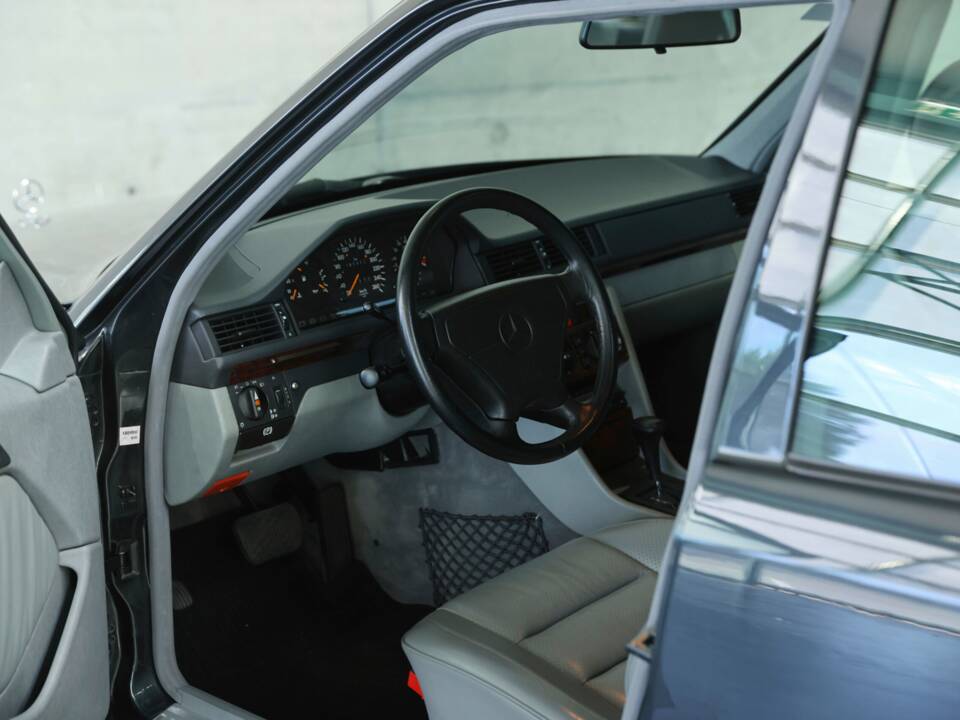 Bild 20/50 von Mercedes-Benz 500 E (1993)