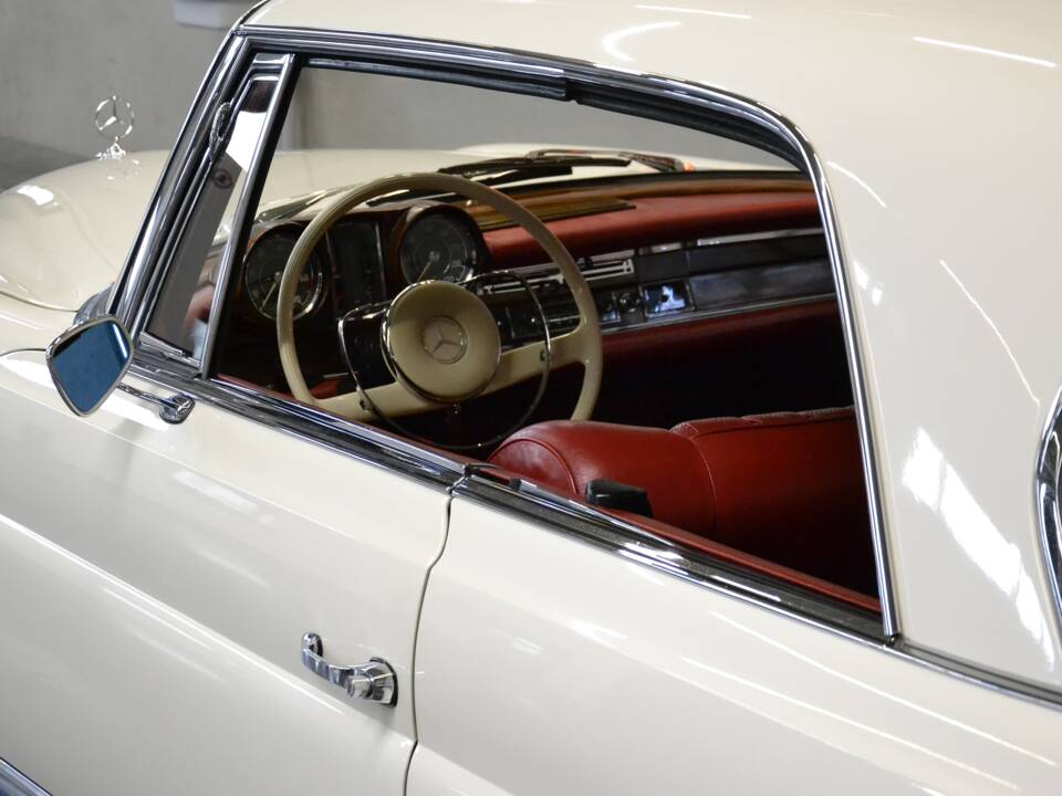 Image 18/61 de Mercedes-Benz 250 SE (1966)