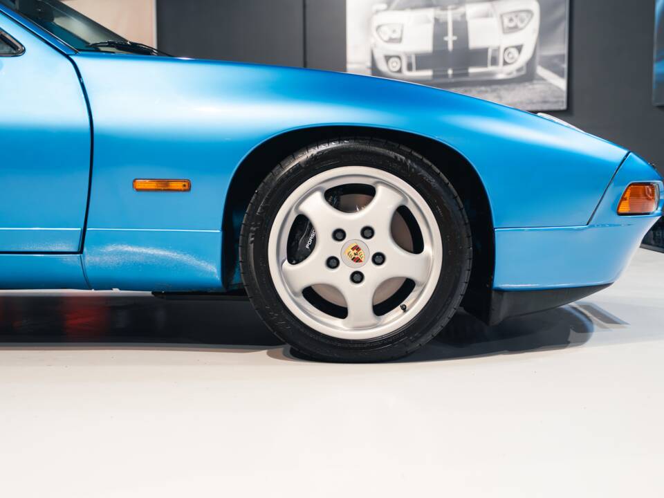 Image 28/33 of Porsche 928 GTS (1992)