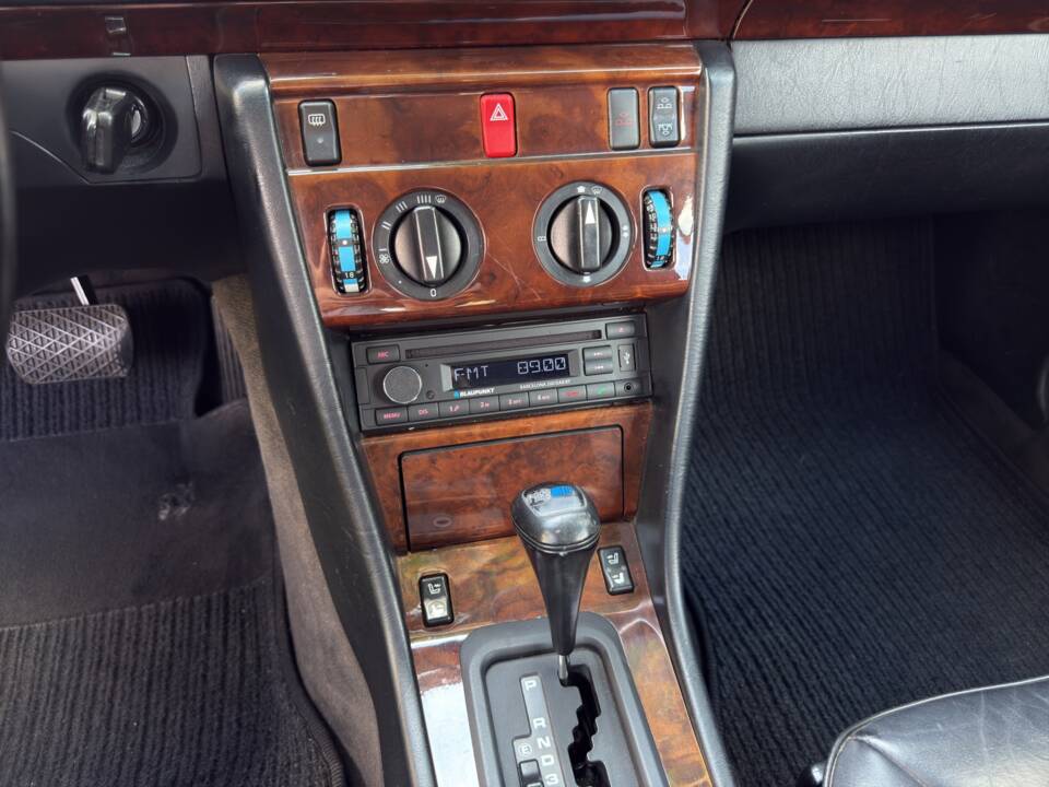 Imagen 18/24 de Mercedes-Benz E 220 (1993)