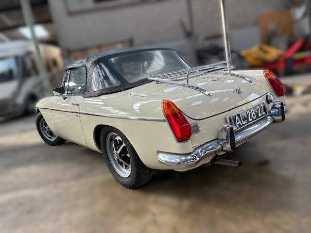Image 6/6 of MG MGB (1972)