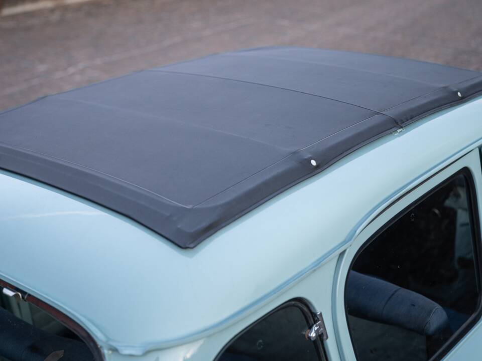 Image 22/66 of Renault R 4 Super (1962)