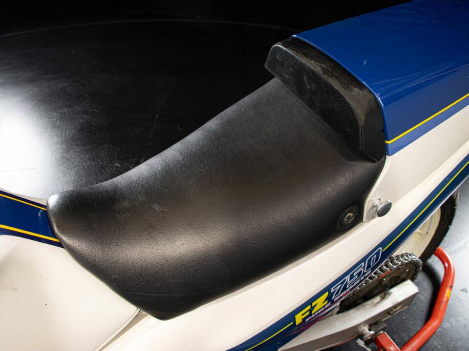 Image 38/50 of Yamaha FZ 750 (1986)