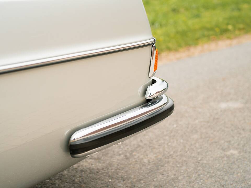 Image 14/50 of Mercedes-Benz 300 SEL 6.3 (1970)
