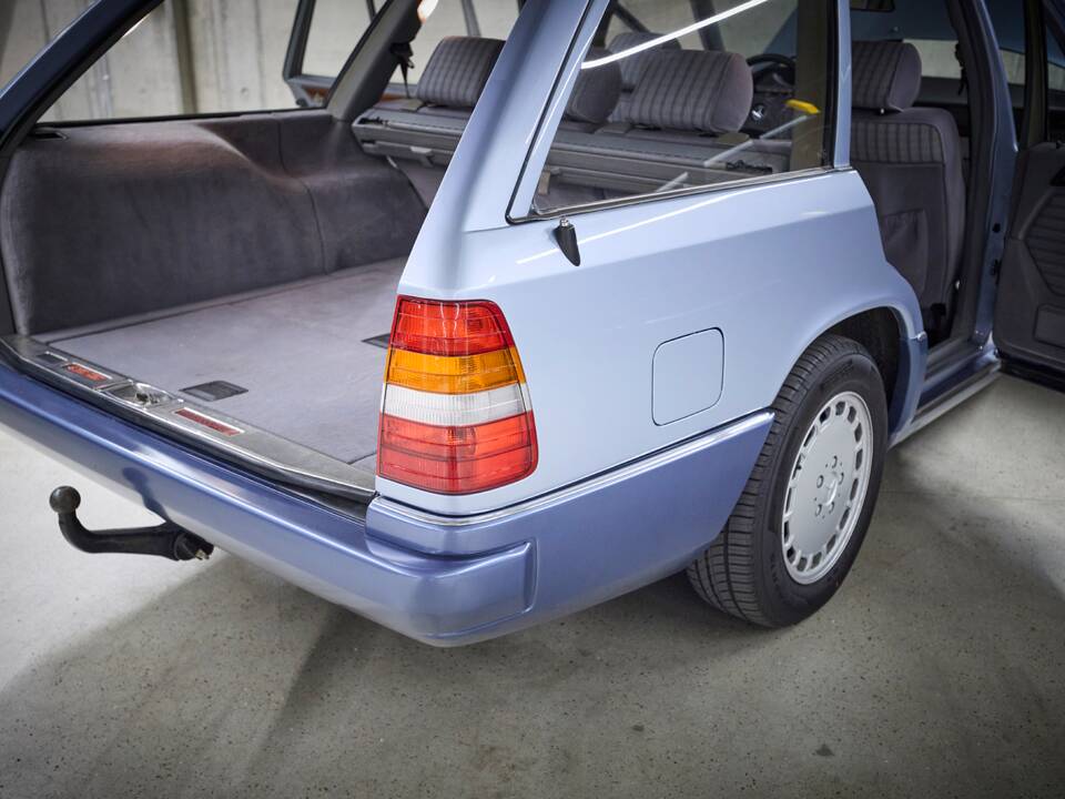 Image 49/100 of Mercedes-Benz 230 TE (1990)