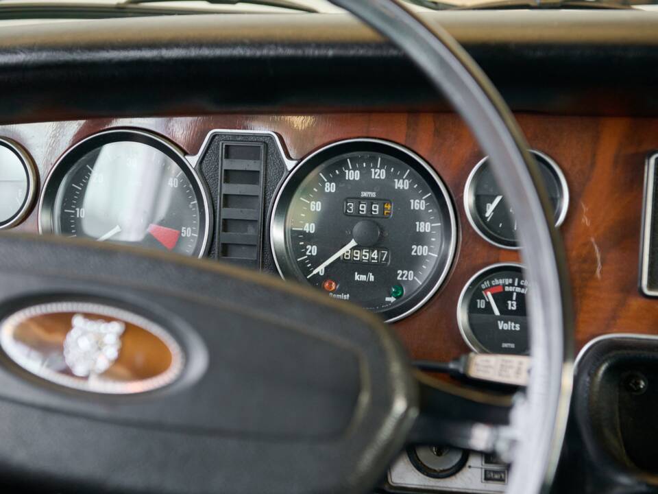Bild 43/50 von Jaguar XJ 6 L 4.2 (1975)