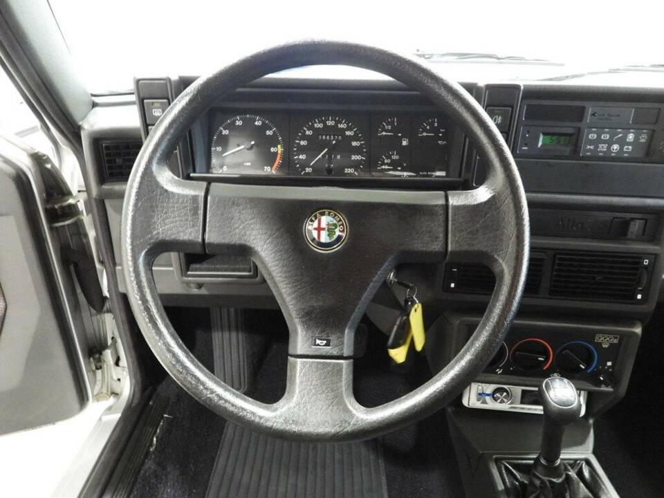 Immagine 7/14 di Alfa Romeo 75 1.8 (1991)