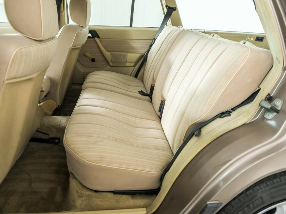 Image 35/50 of Mercedes-Benz 300 TD (1986)