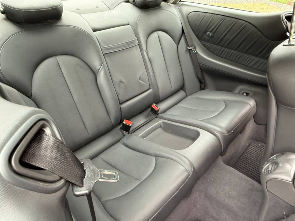 Image 18/27 of Mercedes-Benz CLK 320 (2002)