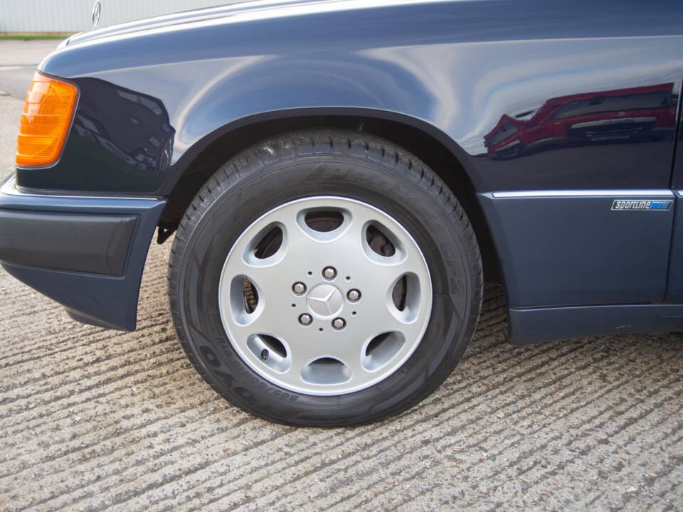 Bild 23/30 von Mercedes-Benz 300 CE (1992)