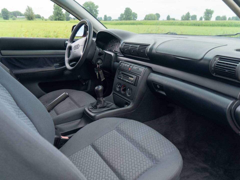 Image 33/40 de Audi A4 1.6 (1995)