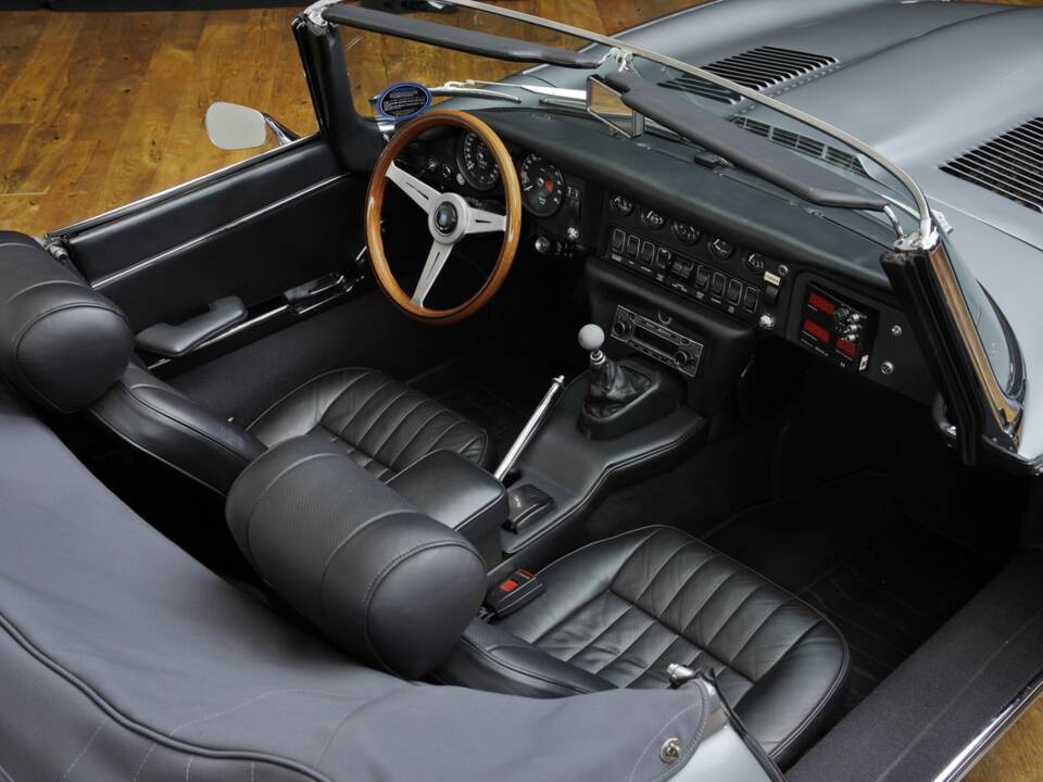 Image 8/17 de Jaguar E-Type (1970)