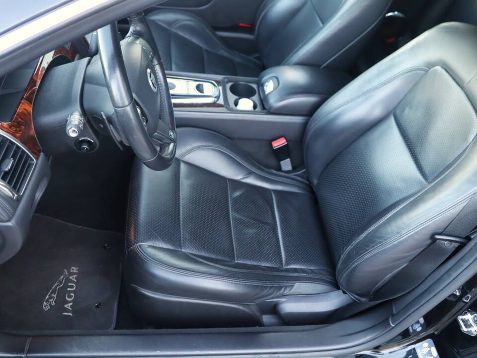 Image 33/50 of Jaguar XKR (2010)