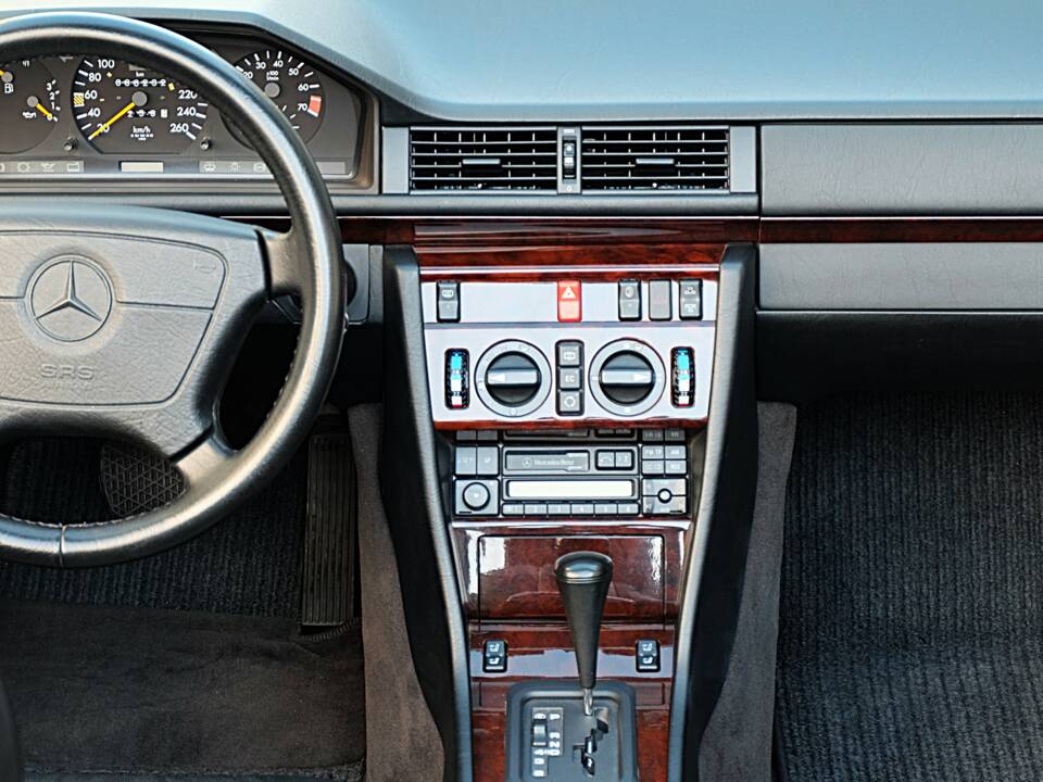 Image 22/74 of Mercedes-Benz E 320 (1997)