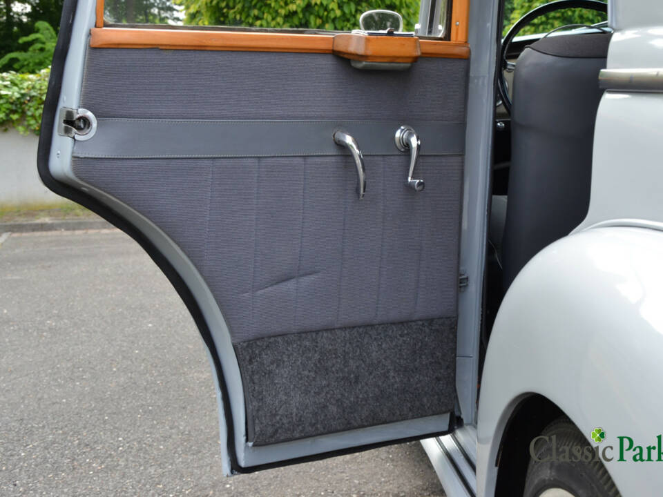 Image 17/50 of Mercedes-Benz 220 (1952)