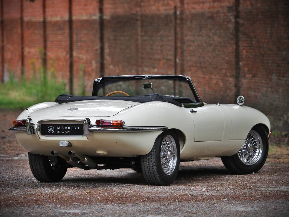 Immagine 5/50 di Jaguar E-Type 4.2 (1965)