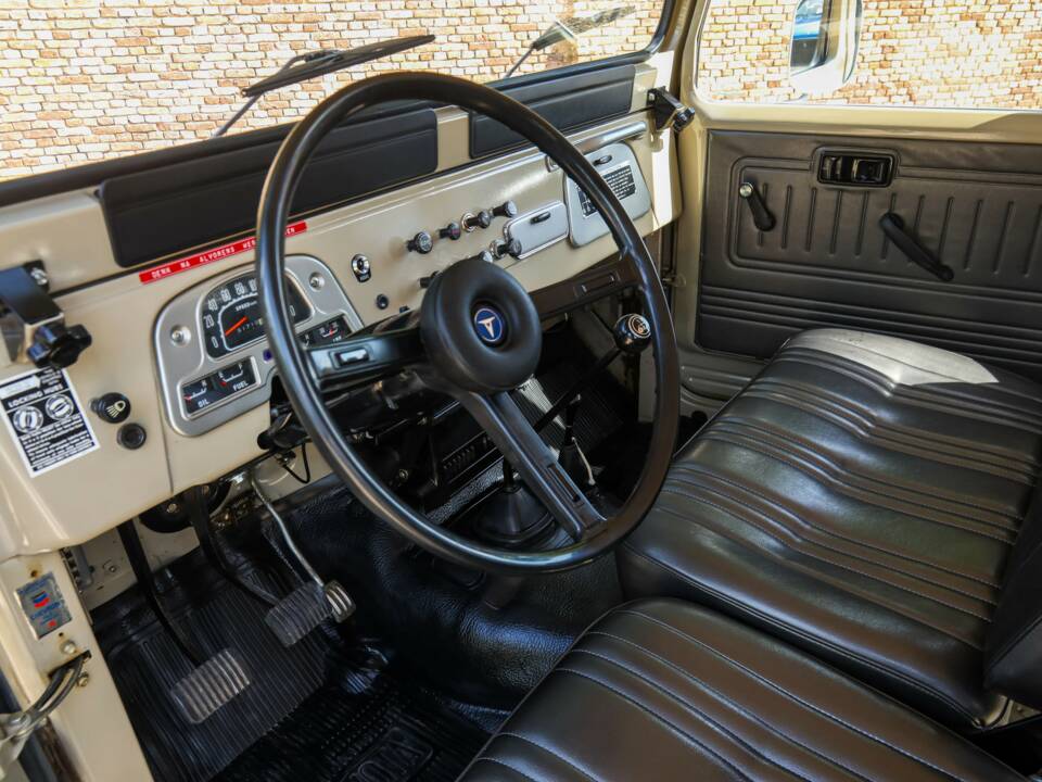 Bild 3/50 von Toyota Land Cruiser BJ 40 (1977)