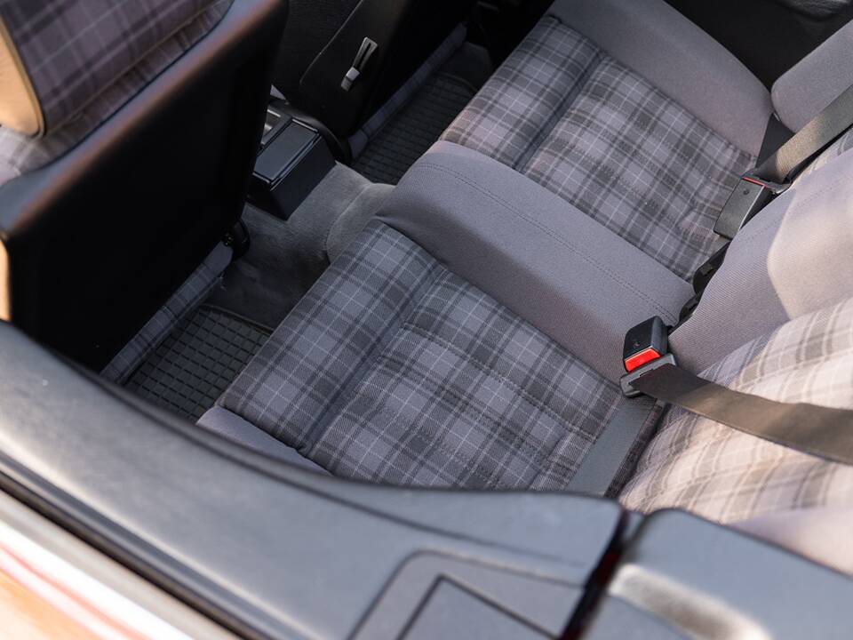 Immagine 22/33 di BMW 318i (1991)