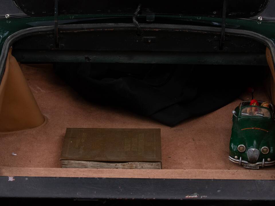Image 18/46 of Jaguar XK 120 DHC (1954)
