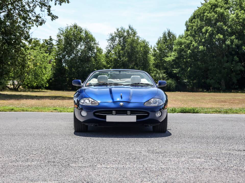 Image 25/36 of Jaguar XK8 4.0 (2001)
